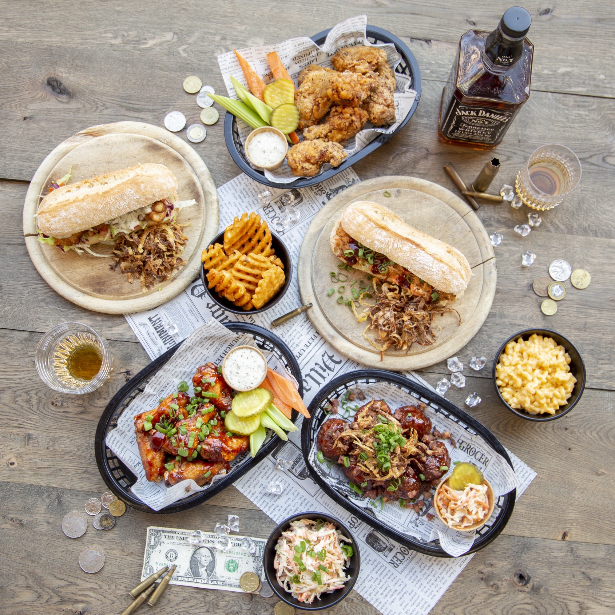 Gerechten van The Don: wings, pulled pork sandwich en mac & cheese